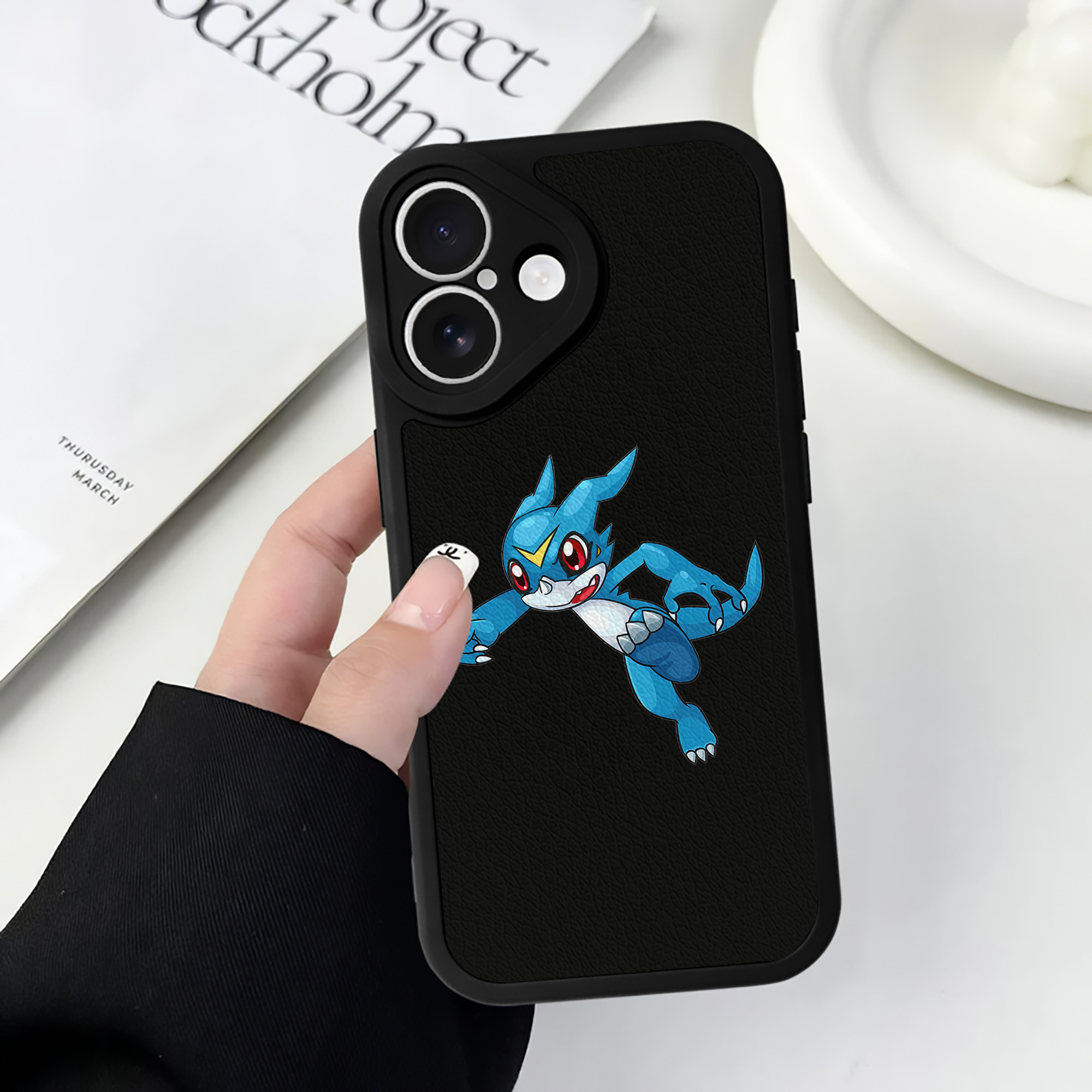 （画像用） Digimon デジタルモンスター/デジモン 【iPhone 16シリーズ対応】シリコンスマホケース（レザー調） 材質：シリコン